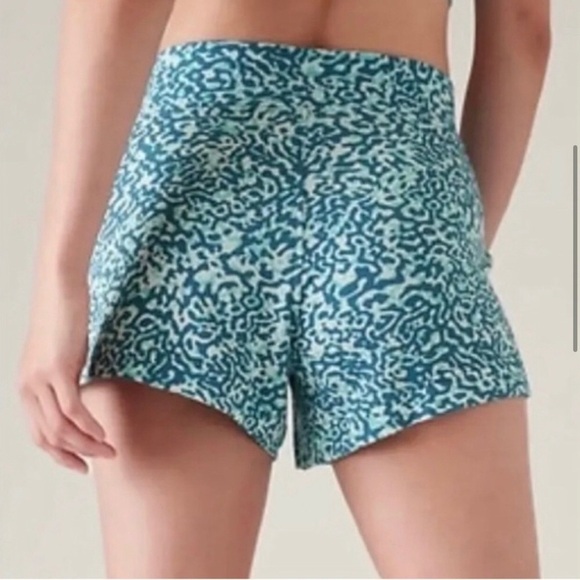 NWT Athleta Balance 4" Shortie Shorts, Clouded Leopard Blue 1X- Stretchy, Light - Picture 3 of 7